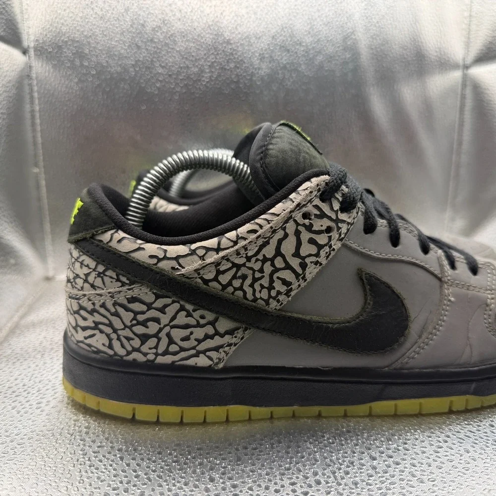 Size 8.5 Nike SB‎ Dunk Low Premium QS Silver Mens Athletic Sneakers 504750-017